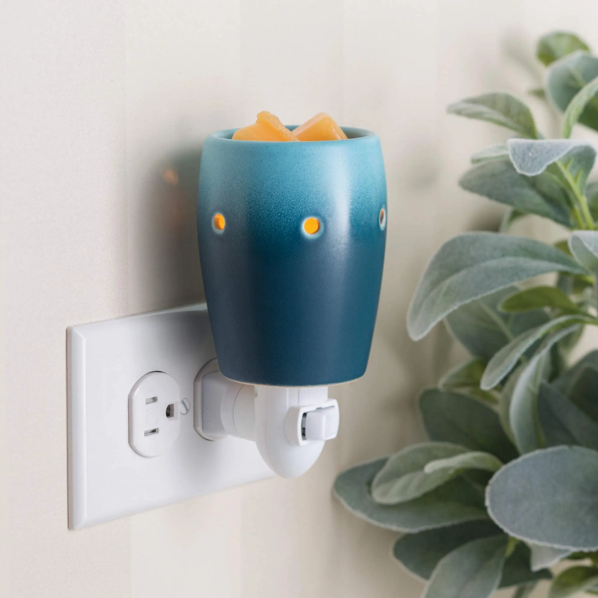 CANDLE WARMERS ETC Pluggable Fragrance Warmer- Decorative Plug-in for Warming Scented Candle Wax Melts and Tarts or Essential Oils, Ombre Blue