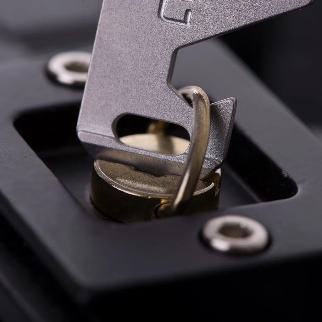 P01 PIONEER™ TRAVEL WALLET